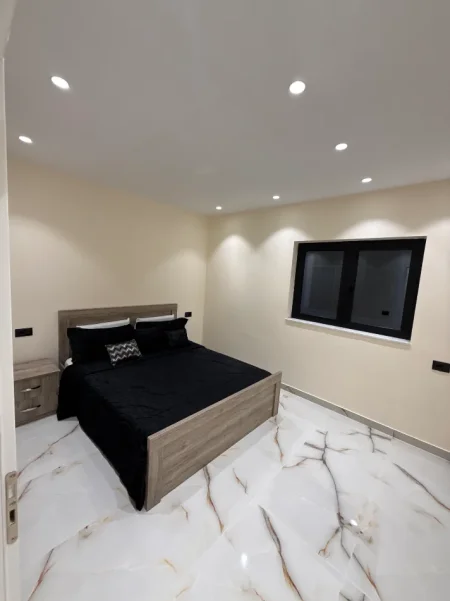 Shqiperi, jepet me qera apartament duplex 2+1 , 80 m² 800 € (Prane Ambasades Amerikane)