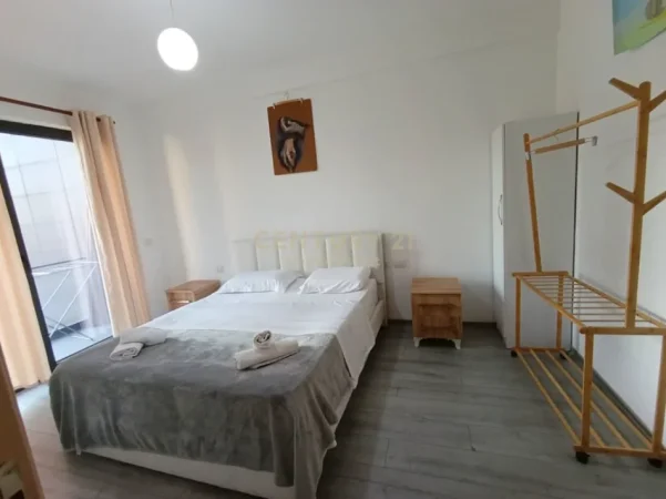Tirane, jepet me qera apartament 2+1 Kati 1, 94 m² 650 € (21 dhjetori muhamet gjollesha)