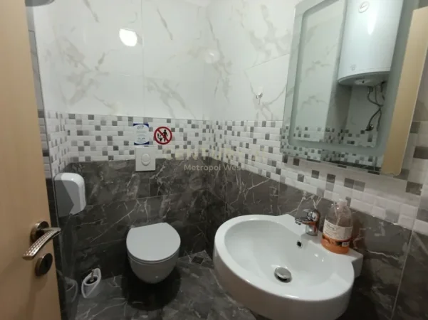 Tirane, jepet me qera apartament 2+1 Kati 1, 94 m² 650 € (21 dhjetori muhamet gjollesha)
