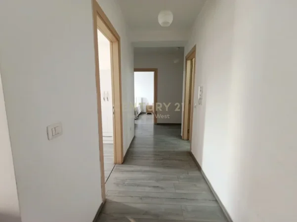 Tirane, jepet me qera apartament 2+1 Kati 1, 94 m² 650 € (21 dhjetori muhamet gjollesha)