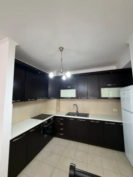 Tirane, jepet me qera apartament 2+1 Kati 4, 100 m² 450 € (Astir)