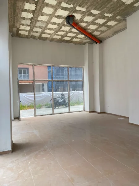 Tirane, jepet me qera ambjent biznesi Kati 0, 45 m² 1.500 € (Bulevardi i ri)