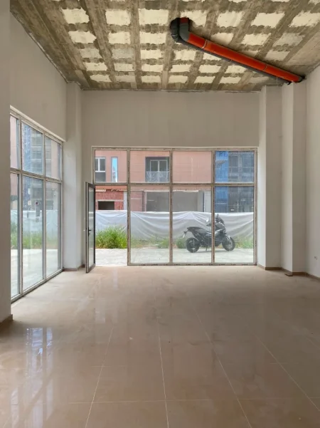 Tirane, jepet me qera ambjent biznesi Kati 0, 45 m² 1.500 € (Bulevardi i ri)