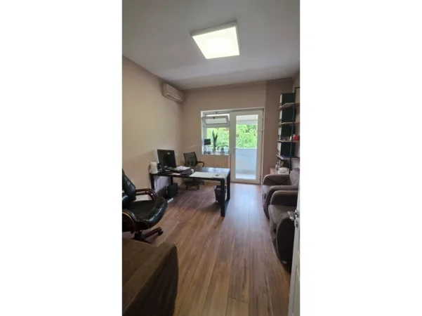 Tirane, jepet me qera ambjent biznesi Kati 1, 100 m² 850 € (Stadiumi Dinamo)