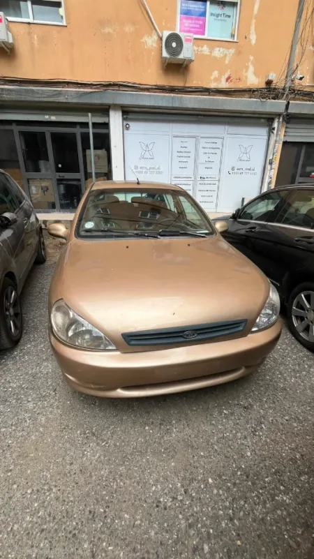 Tirane, Stadiumi Dinamo, shitet makine me portobagazh Kia Rio Benzin, e argjendtë automatik Kondicioner 160.000 km 2.000 €
