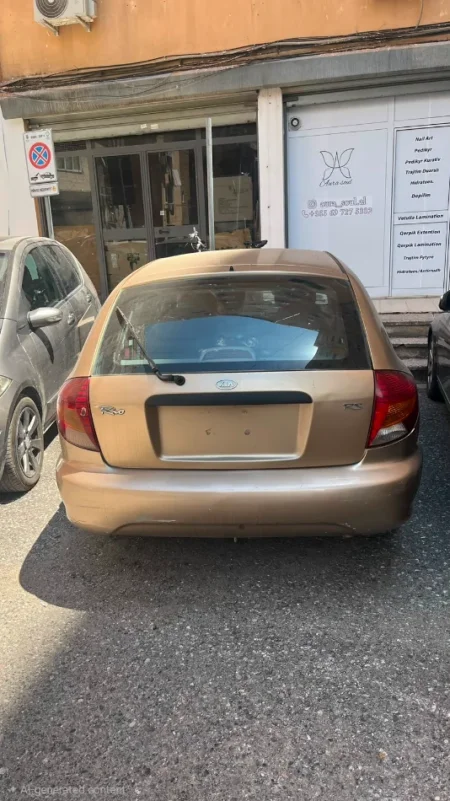 Tirane, Stadiumi Dinamo, shitet makine me portobagazh Kia Rio Benzin, e argjendtë automatik Kondicioner 160.000 km 2.000 €