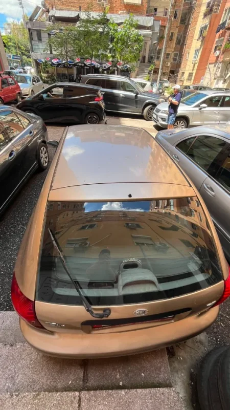 Tirane, Stadiumi Dinamo, shitet makine me portobagazh Kia Rio Benzin, e argjendtë automatik Kondicioner 160.000 km 2.000 €
