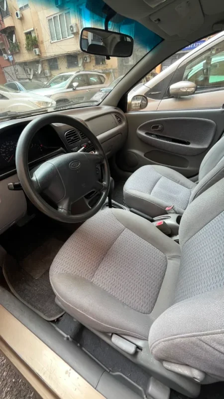 Tirane, Stadiumi Dinamo, shitet makine me portobagazh Kia Rio Benzin, e argjendtë automatik Kondicioner 160.000 km 2.000 €
