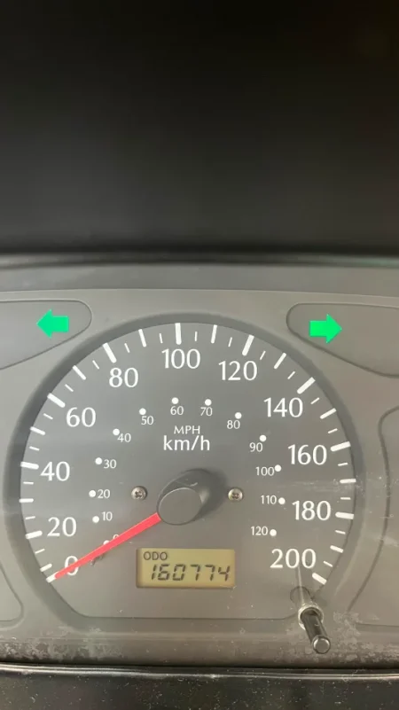Tirane, Stadiumi Dinamo, shitet makine me portobagazh Kia Rio Benzin, e argjendtë automatik Kondicioner 160.000 km 2.000 €