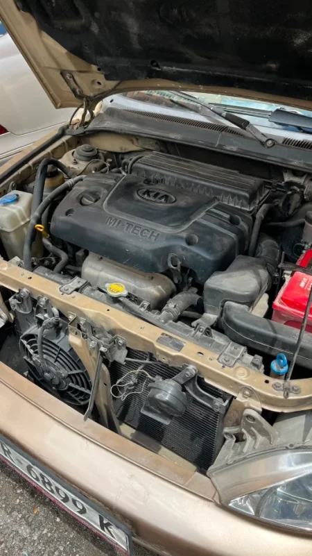 Tirane, Stadiumi Dinamo, shitet makine me portobagazh Kia Rio Benzin, e argjendtë automatik Kondicioner 160.000 km 2.000 €