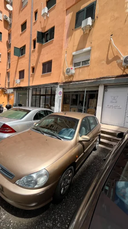 Tirane, Stadiumi Dinamo, shitet makine me portobagazh Kia Rio Benzin, e argjendtë automatik Kondicioner 160.000 km 2.000 €