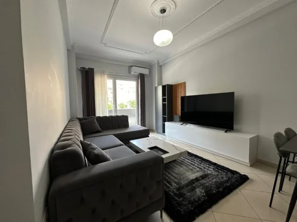 Tirane, jepet me qera apartament 2+1+Ballkon , 100 m² 900 € (Komuna e Parisit)