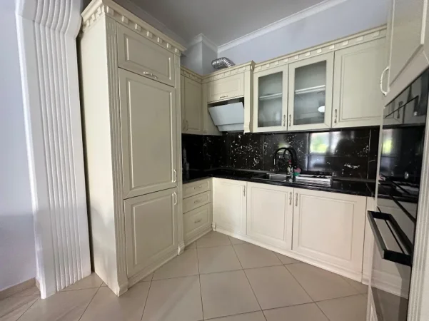 Tirane, jepet me qera apartament 2+1+Ballkon , 100 m² 900 € (Komuna e Parisit)