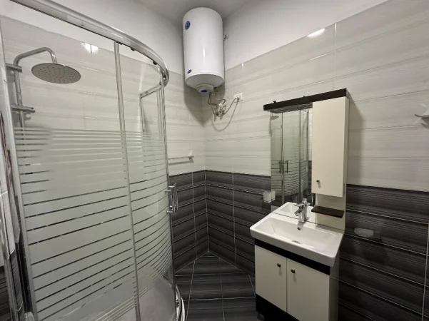 Tirane, jepet me qera apartament 2+1+Ballkon , 100 m² 900 € (Komuna e Parisit)
