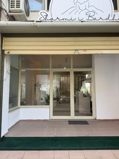 Tirane, jepet me qera ambjent biznesi Kati 0, 95 m² 600 € (Rr. MUHAMET DELIU, PERBALL AMBULANCES TE FRESKU)