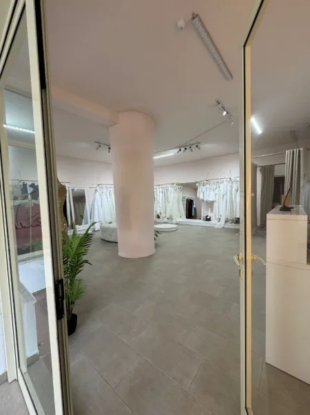 Tirane, jepet me qera ambjent biznesi Kati 0, 95 m² 600 € (Rr. MUHAMET DELIU, PERBALL AMBULANCES TE FRESKU)