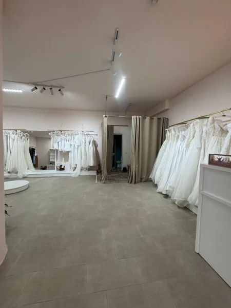 Tirane, jepet me qera ambjent biznesi Kati 0, 95 m² 600 € (Rr. MUHAMET DELIU, PERBALL AMBULANCES TE FRESKU)