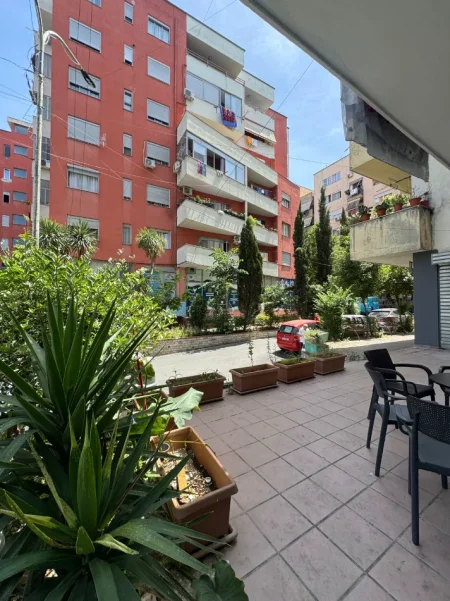 Tirane, jepet me qera ambjent biznesi Kati 0, 95 m² 600 € (Rr. MUHAMET DELIU, PERBALL AMBULANCES TE FRESKU)