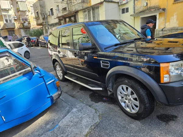 Vlore, shitet SUV Land Rover Discovery Nafte, blu e errët automatik Kondicioner 305.000 km 4.200 €