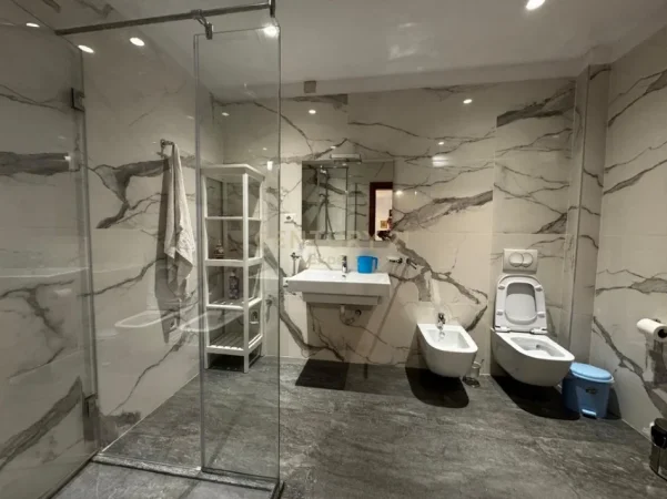 Tirane, shes apartament 5+1 Kati 1, 183 m² 364.000 € (Myslym Shyri)
