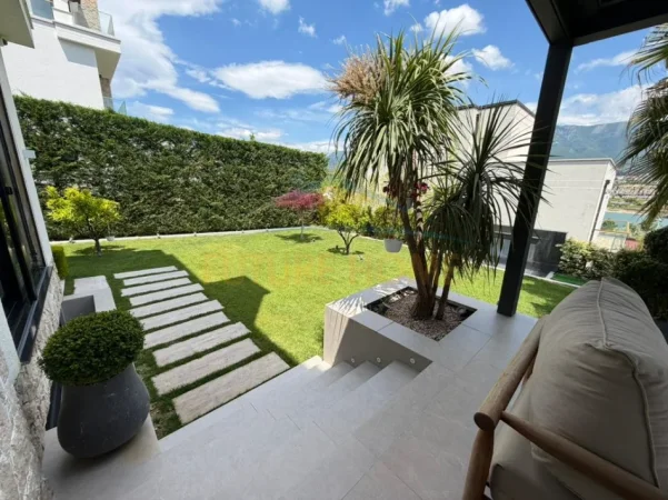 Tirane, jepet me qera Vile , 415 m² 5.000 € (FARKE)