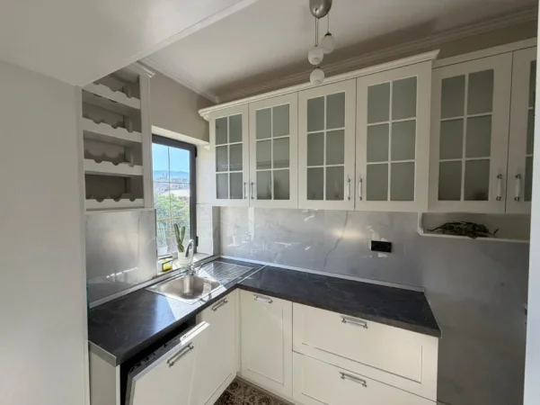 Tirane, jepet me qera apartament 2+1 Kati 4, 600 € (rruga fortuzi)