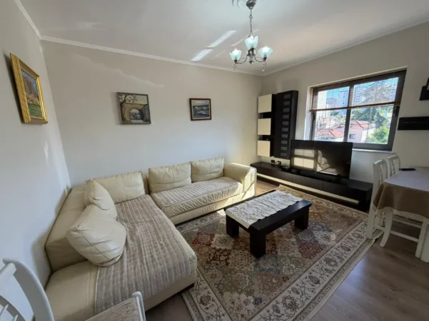 Tirane, jepet me qera apartament 2+1 Kati 4, 600 € (rruga fortuzi)