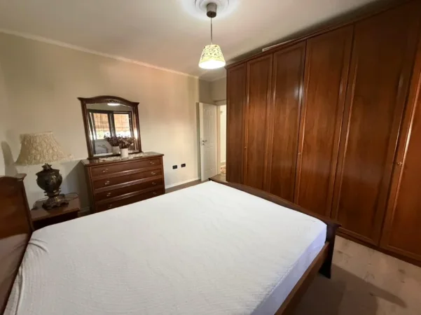 Tirane, jepet me qera apartament 2+1 Kati 4, 600 € (rruga fortuzi)