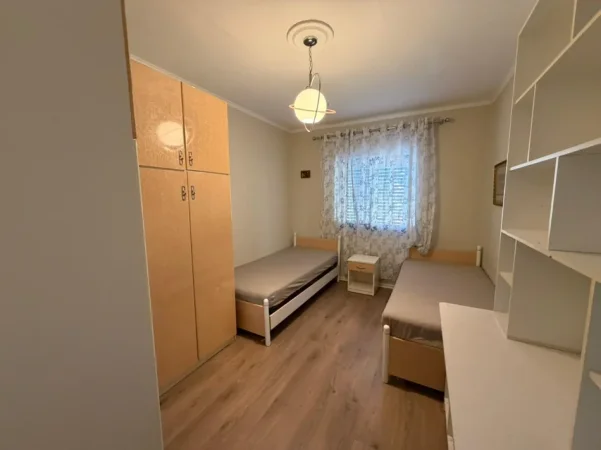 Tirane, jepet me qera apartament 2+1 Kati 4, 600 € (rruga fortuzi)