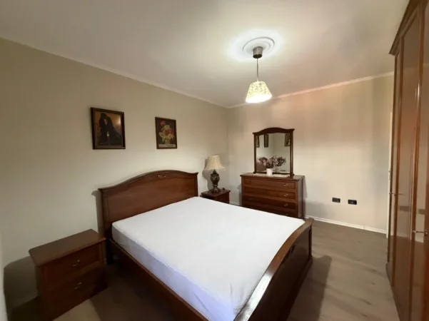 Tirane, jepet me qera apartament 2+1 Kati 4, 600 € (rruga fortuzi)