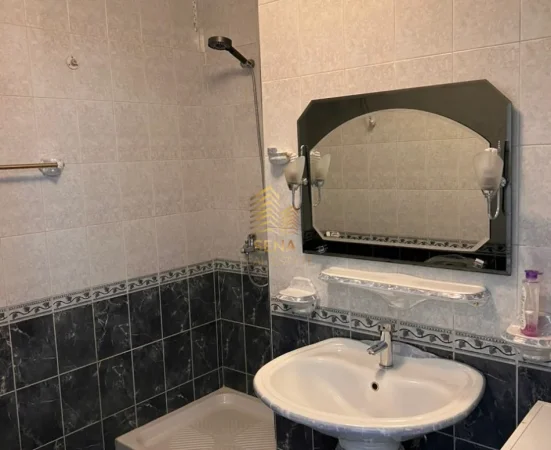 Tirane, jepet me qera apartament 2+1+Ballkon Kati 10, 103 m² 1.000 € (Qender)
