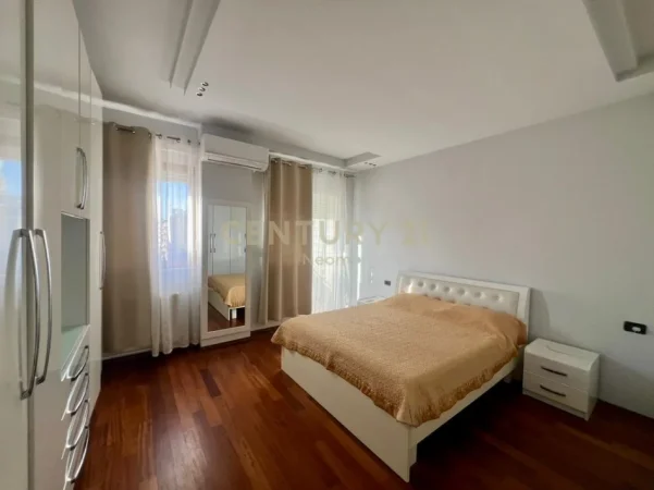 Tirane, jepet me qera apartament 3+1 Kati 6, 160 m² 1.300 € (Garda)