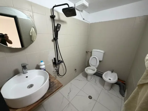 Tirane, jepet me qera apartament 1+1 Kati 1, (medreseja)