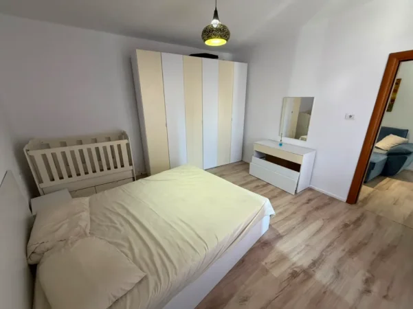 Tirane, jepet me qera apartament 1+1 Kati 1, (medreseja)