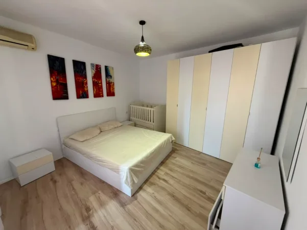 Tirane, jepet me qera apartament 1+1 Kati 1, (medreseja)