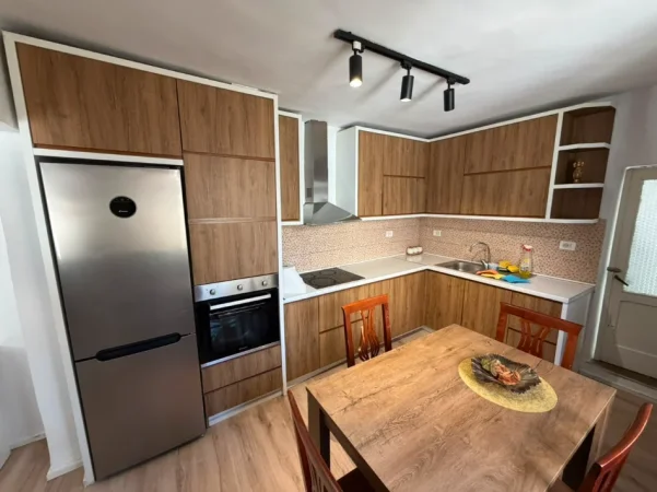 Tirane, jepet me qera apartament 1+1 Kati 1, (medreseja)