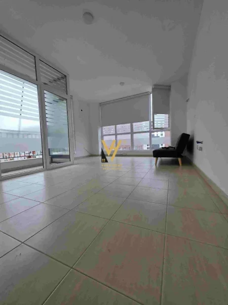 Tirane, jepet me qera zyre Kati 3, 65 m² 470 € (BULEVARDI I RI)
