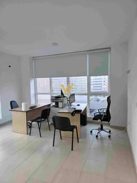 Tirane, jepet me qera zyre Kati 3, 65 m² 470 € (BULEVARDI I RI)