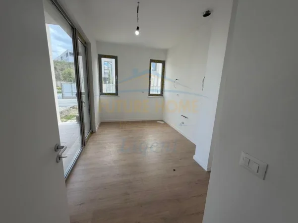 Tirane, jepet me qera Vile , 286 m² 2.500 € (GREEN VALLEY)