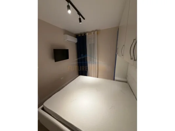 Tirane, jepet me qera apartament 1+1 Kati 1, 55 m² 450 € (Oxhaku)