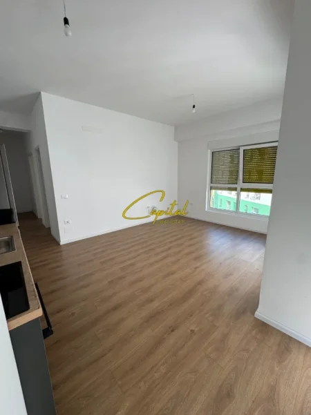 Tirane, jepet me qera apartament 1+1 Kati 5, 65 m² 300 € (ALI DEMI)