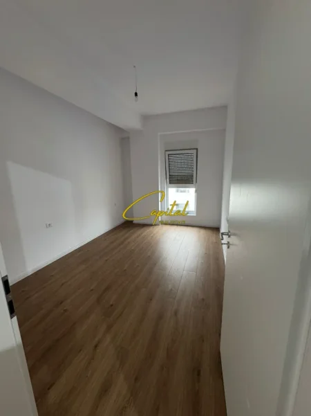 Tirane, jepet me qera apartament 1+1 Kati 5, 65 m² 300 € (ALI DEMI)
