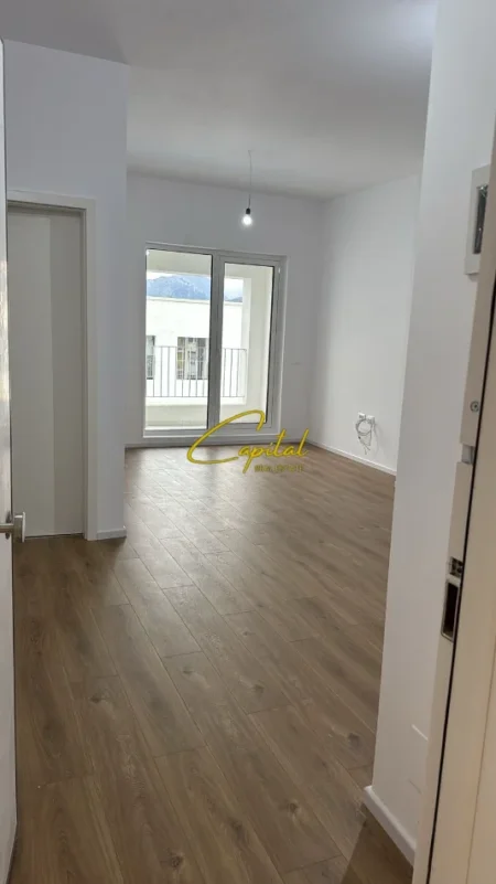 Tirane, jepet me qera apartament 1+1 Kati 5, 65 m² 300 € (ALI DEMI)