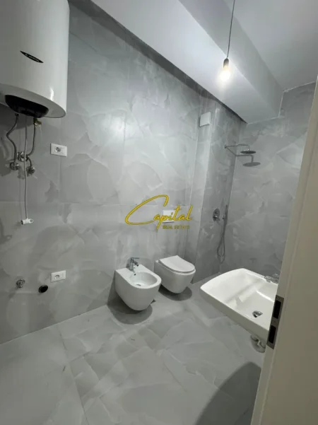 Tirane, jepet me qera apartament 1+1 Kati 5, 65 m² 300 € (ALI DEMI)