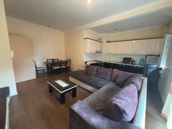 Tirane, jepet me qera apartament 1+1 Kati 4, 70 m² 550 € (21 DHJETORI)