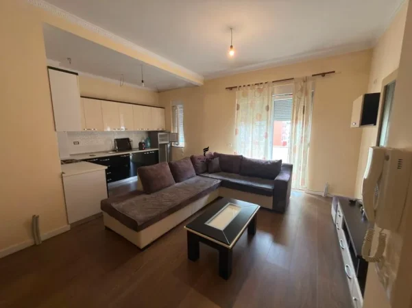 Tirane, jepet me qera apartament 1+1 Kati 4, 70 m² 550 € (21 DHJETORI)