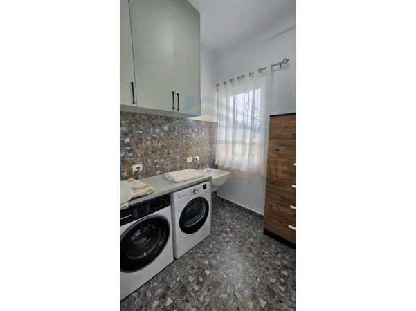 Tirane, jepet me qera , 234 m² 2.500 € (RESIDENCA VILA LULE)