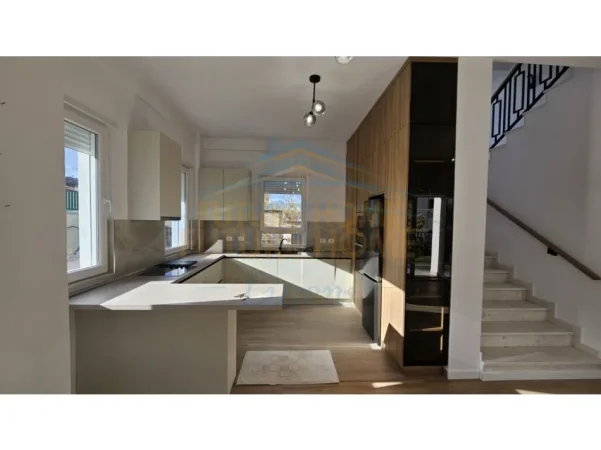Tirane, jepet me qera , 234 m² 2.500 € (RESIDENCA VILA LULE)