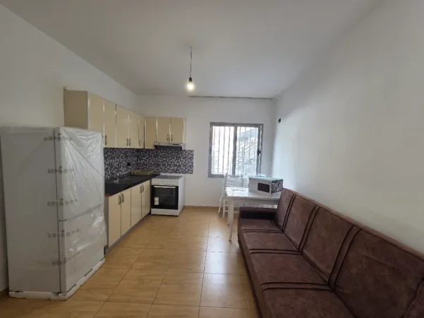 Tirane, jepet me qera 1+1+Ballkon Kati 1, 60 m² 450 € (Komuna Parisit)