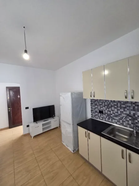 Tirane, jepet me qera 1+1+Ballkon Kati 1, 60 m² 450 € (Komuna Parisit)
